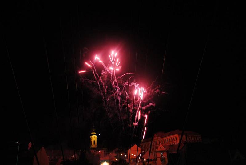 Velkolepá ohňostrojová show zakončila slavností otevření přechodové lávky v Uh. Brodě.