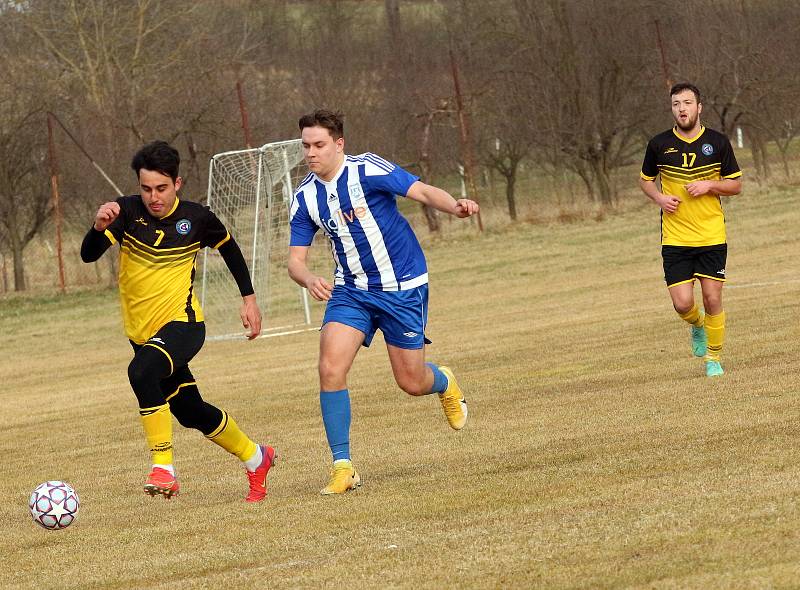 Fotbalisté Ostrožské Lhoty (žlutočerné dresy) ve čtvrtfinále Poháru OFS Uherské Hradiště podlehli Hluku B 1:2.