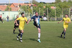 Fotbalisté Ostrožské Nové Vsi (modré dresy) v 19. kole I. B třídy skupiny C přehráli Prakšice 3:0.