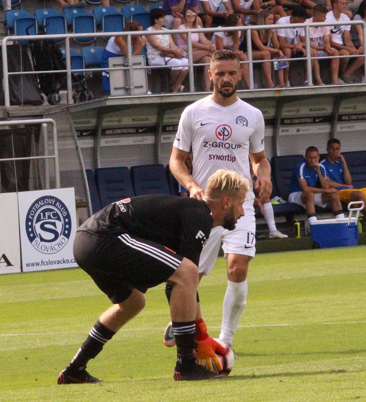 Fotbalisté Slovácka (v bílých dresech) nastoupili proti Olomouci i s bývalým reprezentantem Michalem Kadlecem.