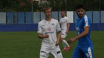 Fotbalisté Slovácka B (bílé dresy) v páteční předehrávce 32. kola MSFL remizovali na hřišti v Kunovicích s juniorkou Ostravy 2:2.