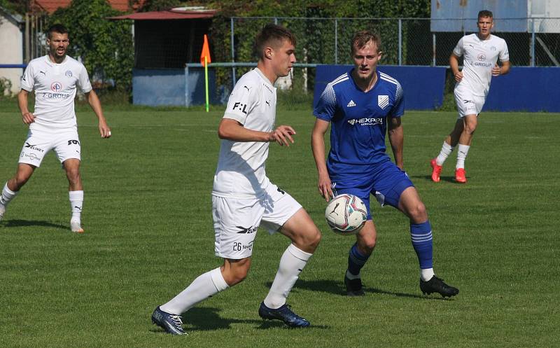 Fotbalisté Slovácka B (bílé dresy) v 6. kole MSFL podlehli Uničovu 1:2.