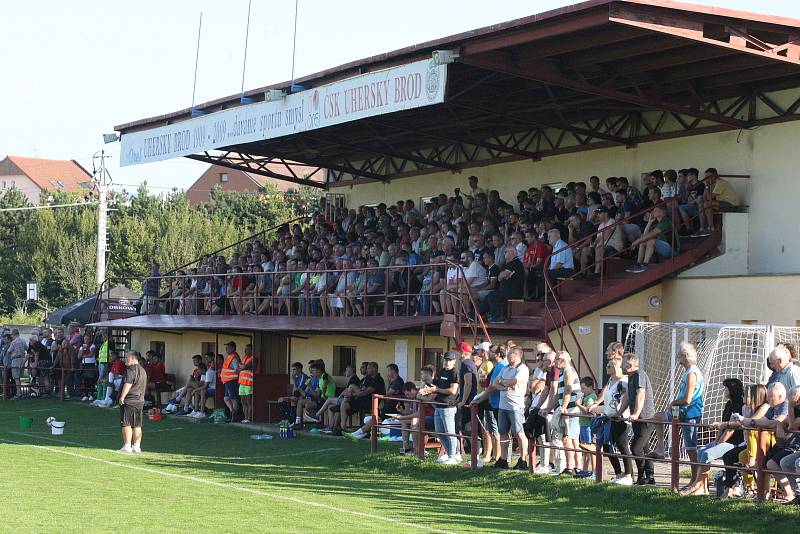 Derby fotbalistů Uherského Brodu (červené dresy) s béčkem Slovácka