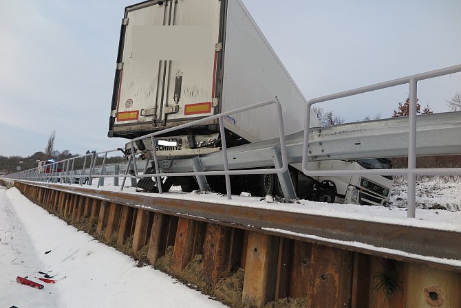 Po smyku na zamrzlé silnici skončil kamion nedaleko Polichna napříč silnicí.