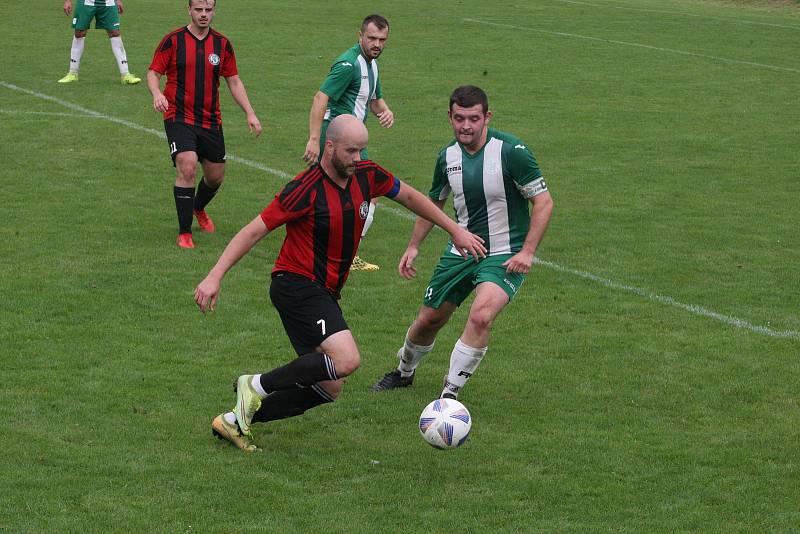 Fotbalisté Zlechova (červenočerné dresy) v 6. kole I. B třídy skupiny C zdolali Ostrožskou Novou Ves 1:0.