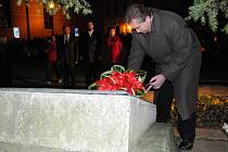 Přestavitelé institucí a spolků uctili 90. výročí vzniku Československé republiky položením květin u pomníku padlých v I. světové válce.