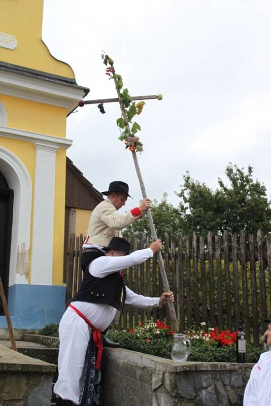 Komponovaný program se odehrával pod starobylou kapličkou v centru obce.