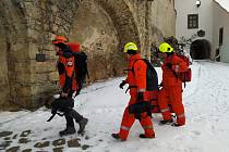 Promrzlou a zraněnou osobu zachraňovali hasiči z nádvoří hradu Buchlova. Naštěstí šlo jen o cvičení.