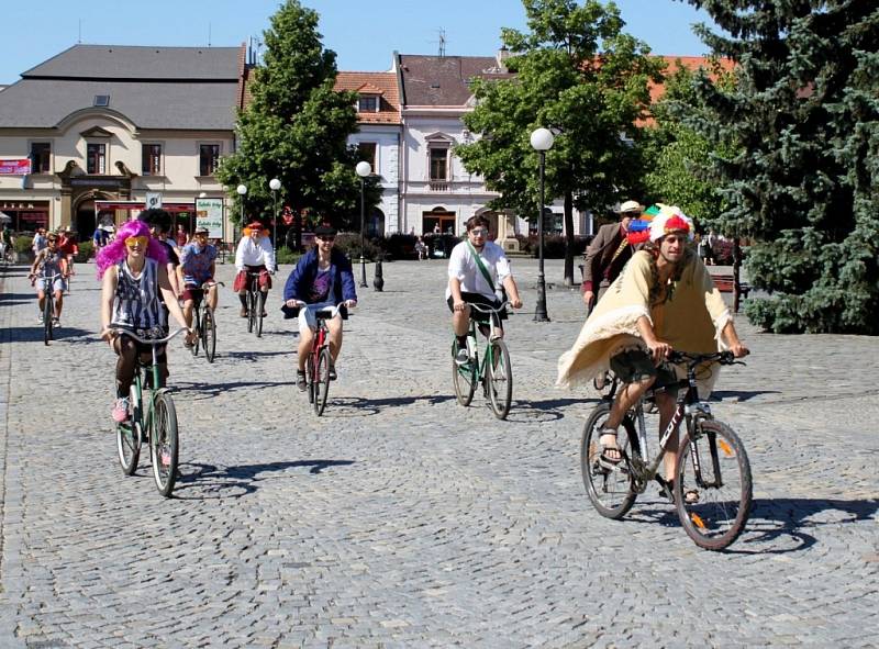 U orlovny na Mariánském náměstí se v sobotu sešlo třicet pět recesistů na bicyklech, aby se vydali na 40. ročník jízdy Giro de Pivko. 