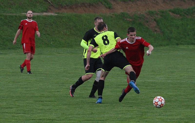 Fotbalisté Jalubí (žlutočerné dresy) v semifinále Poháru OFS Jarošovský pivovar zdolali Nedakonice 3:0.