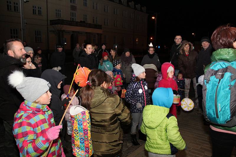 BLIKOTAVÉ LAMPIONY. Na sto dětí i dospělých pochodovalo Velehradem s mihotavými barevnými světýlky.