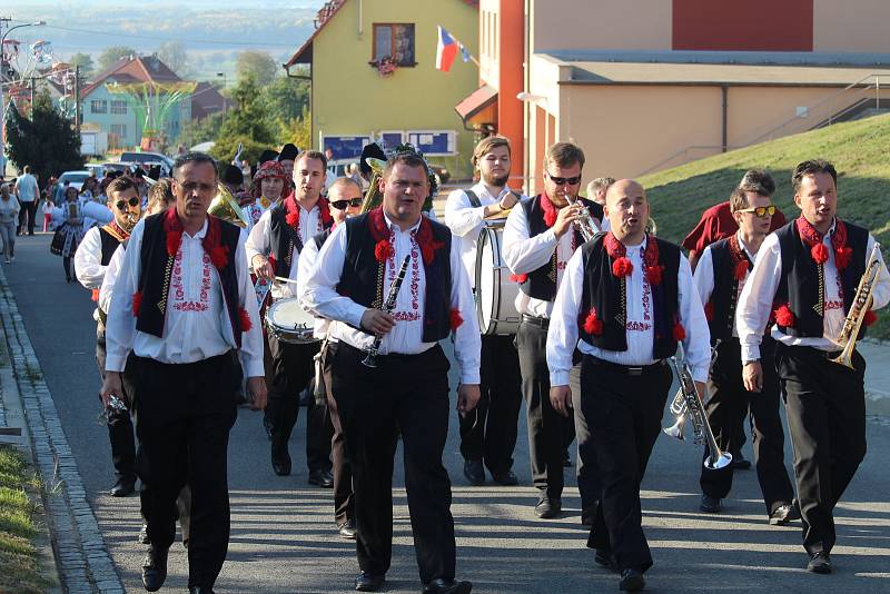 Hody v Mistřicích letos výjimečně postrádali mladší i starší stárky. Naopak se sešla početná chasa čítající jednadvacet párů.