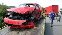 Ani bezpečnější auta mnohdy nedokáží řidiče ochránit před vážnými poraněními, tak jako při srážce osobního auta a kamionu u Drslavic 1.srpna. Ilustrační foto.