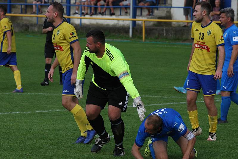 Fotbalisté Starého Města (žluté dresy) zdolali ve šlágru 4. kola I. B třídy sk. C domácí Ořechov 4:0.