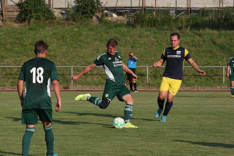 Fotbalisté Prakšic (modrožluté dresy) v I. kole krajského poháru Zlínska podlehli favorizované Nivnici 0:3.