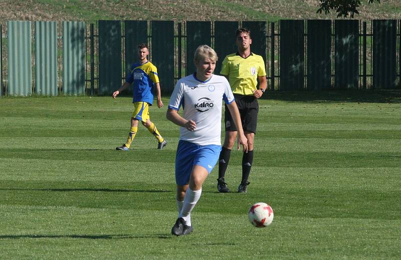 Fotbalisté Slavkova (modré dresy) v 7. kole I.B třídy přehráli oslabený Tlumačov 3:0.