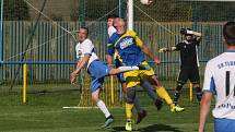 Fotbalisté Slavkova (modré dresy) v 7. kole I.B třídy přehráli oslabený Tlumačov 3:0.