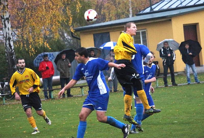  Jalubí (v tmavém) oplatili v předehrávaném 14. kole okresního přeboru rivalovi ze Sušic porážku z úvodu sezony. Zvítězili stejným poměrem, tedy 1:0. 