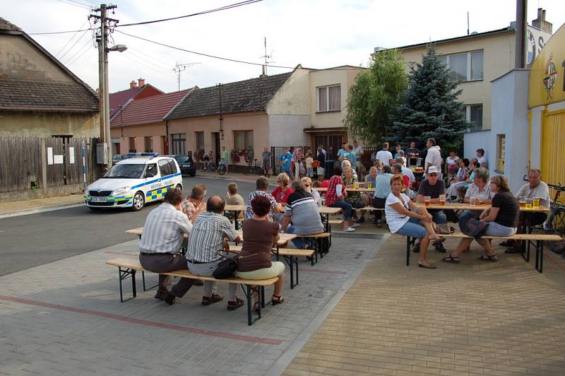 Při slavnostním otevření ulic si jejich obyvatelé pochutnali na klobásách a pivu.