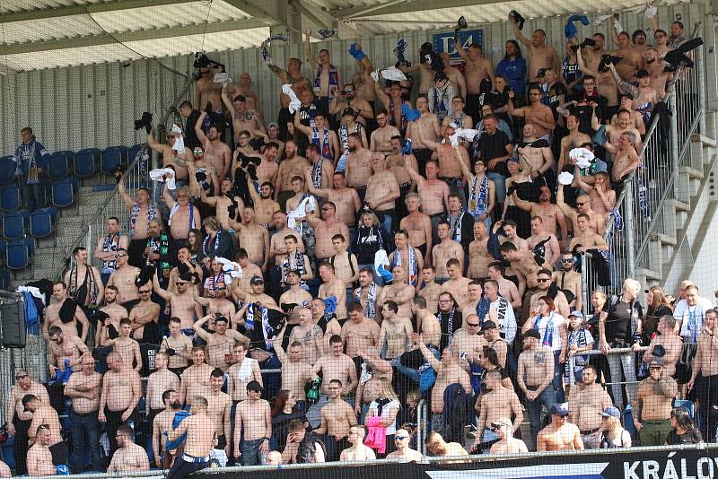 Fotbalisté Slovácka (bílé dresy) ve 2. kole skupiny o titul přivítalo na svém stadionu Baník Ostrava.