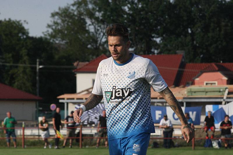 Fotbalisté Uherského Brodu (červené dresy) porazili v 1. kole MOL Cupu Viktorii Otrokovice 2:1 po prodloužení.