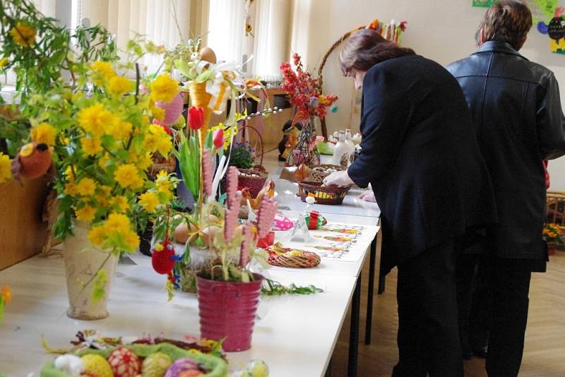 Zahrádkáři představili v přísálí Kulturního domu v Dolním Němčí malované kraslice i pletené pomlázky a výrobky z proutí. Své práce vystavovali také žáci mateřské i základní školy.