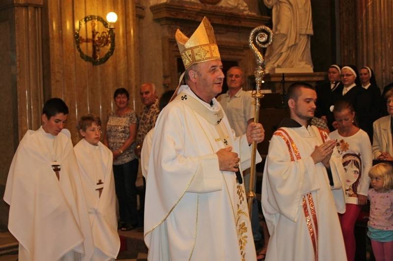 POUTNÍ MŠE. Hlavním celebrantem poutní bohoslužby byl olomoucký arcibiskup Jan Graubner.