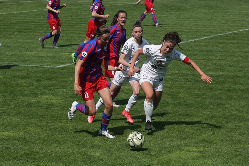 Fotbalistky Slovácka (bílé dresy) v posledním domácím zápase letošní sezony přivítaly Plzeň.