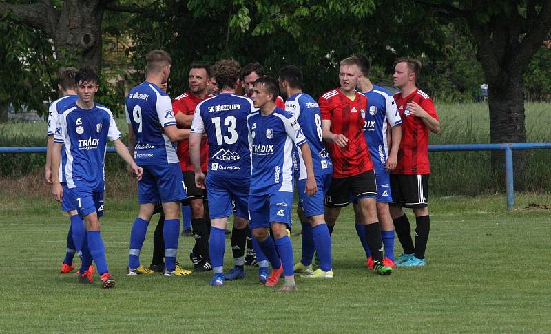 Fotbalisté Babic (červené dresy) ve 25. kole okresního přeboru Uherskohradišťska zdolali předposlední Březolupy 2:0.