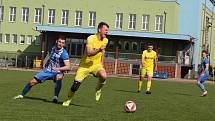 Fotbalisté Hluku (modré dresy) zdolali v sobotním zápase 19. kola krajské I. A třídy skupiny B Nivnici 3:2 a upevnili si druhé místo v tabulce.
