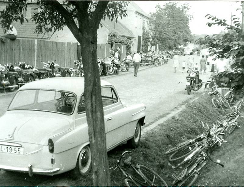 Dukla Praha v šedesátých letech přilákala do Vlčnova spousty fanoušků. Foto: archiv Antonína Zlínského