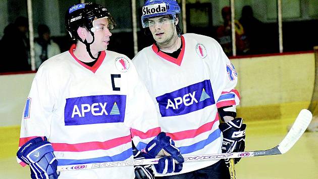 Rostislav Klesla (vpravo) si bude nejen na ledě s Adamem Šupkou určitě rozumět.