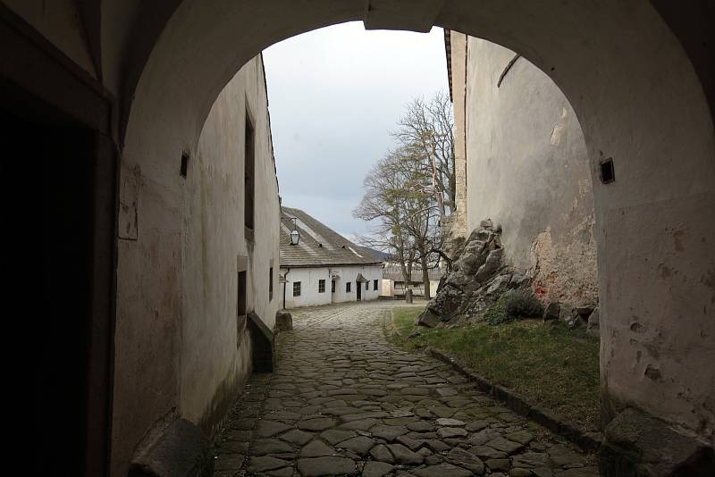 Hrad Buchlov při jarních přípravách na návštěvnickou sezonu roku 2021.