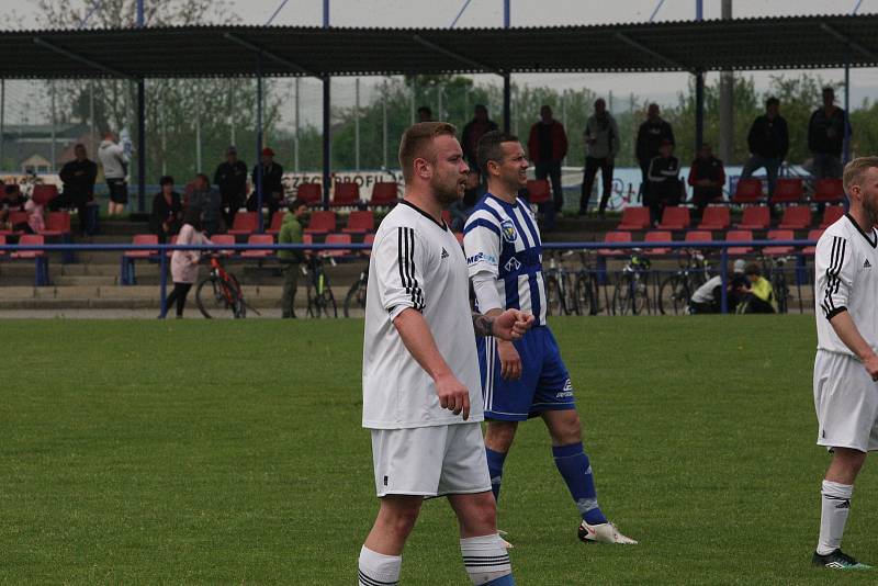 Fotbalisté Kunovic (bílé dresy) ve 21. kola krajské I. A třídy skupiny B podlehli Nedachlebicím 3:5.