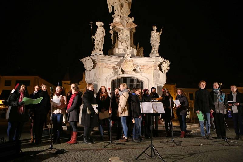 Pietní akt k výročí 17. listopadu na Mariánském náměstí v Uherském Hradisti.