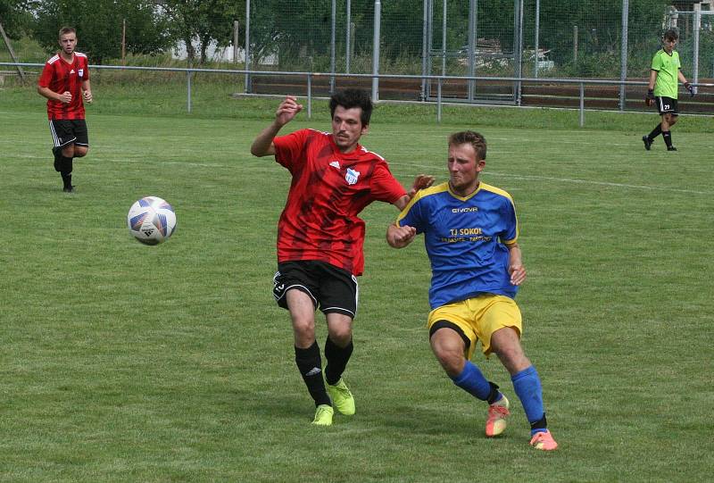 Fotbalisté Prakšic (modré dresy) vstoupili do nové sezony domácí výhrou nad Babicemi 1:0.