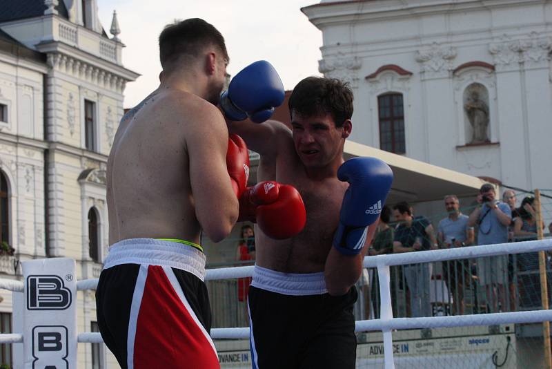 Začátek Slováckého léta zpestřil exhibiční boxerský zápas mistra světa Lukáše Konečného s Ondřejem Chudobou i souboje členů Gym-k.o. boxing team.