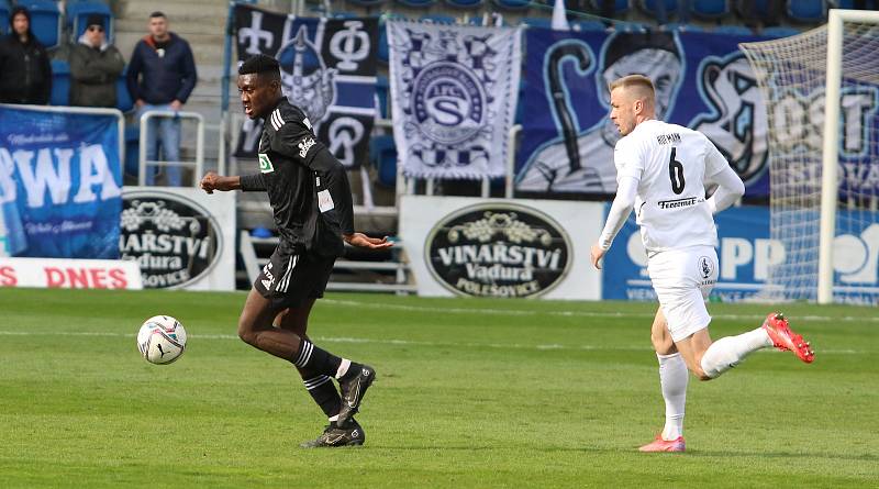 Fotbalisté Slovácka (bílé dresy) ve 28. kole FORTUNA:LIGY zdolali poslední Karvinou 3:1.