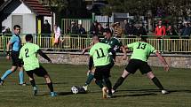 Derby fotbalistů Dolního Němčí (světle zelené dresy) s Nivnicí skončil v I. A třídě nerozhodně 2:2.