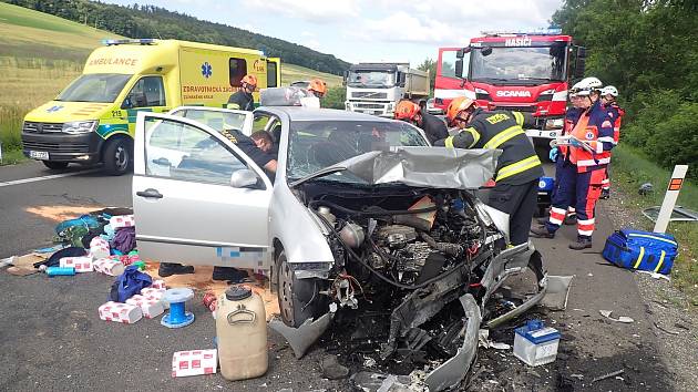 Hasiči zasahují ve středu 28. června 2023 u vážné dopravní nehody dvou osobních automobilů u Drslavic na Uherskohradišťsku.