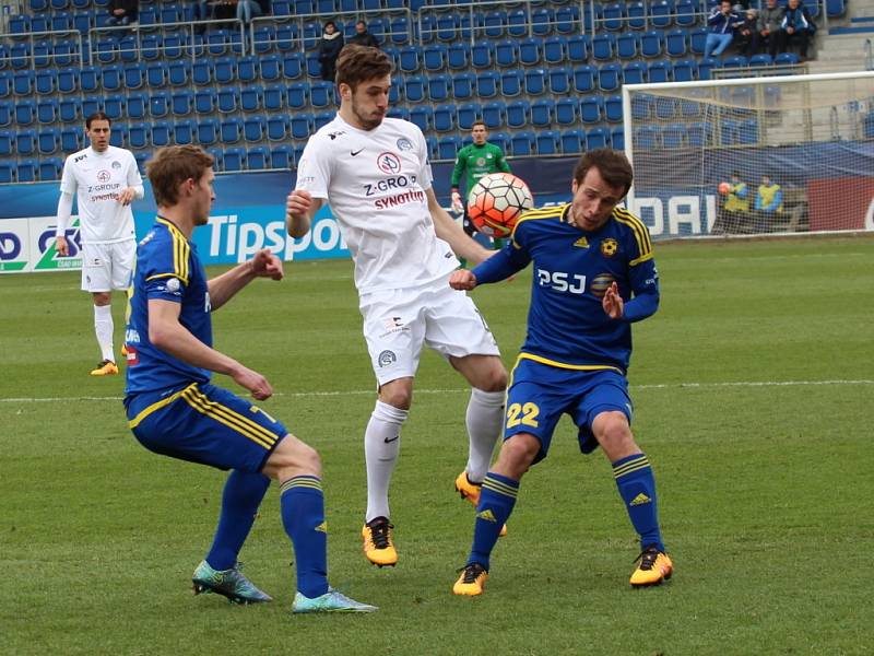 Slovácko proti Jihlavě - Marek Havlík mezi jihlavskou dvojicí Petr Hronek (vlevo), Jakub Fulnek.