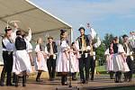 Folklorní den ve Slavkově zaznamenal rekordní účast stánkařů i vystupujících. Zavítal na něj také senátor Ivo Valenta, který celé akci poskytl záštitu.
