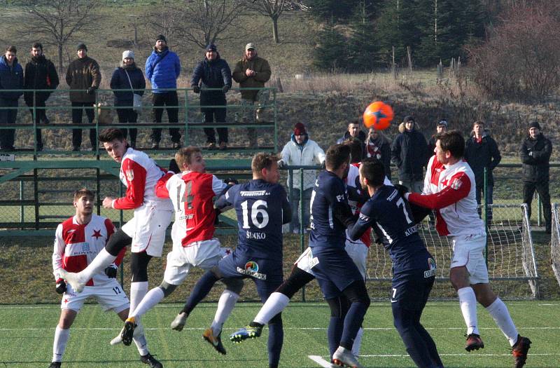 Fotbalisté ligového Slovácka (v modrých dresech) zvítězili na umělé trávě v Kroměříži 4:1.