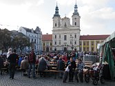 Uherskohradišťské Masarykovo náměstí, v pozadí kostel sv. Františka Xaverského. Ilustrační foto.