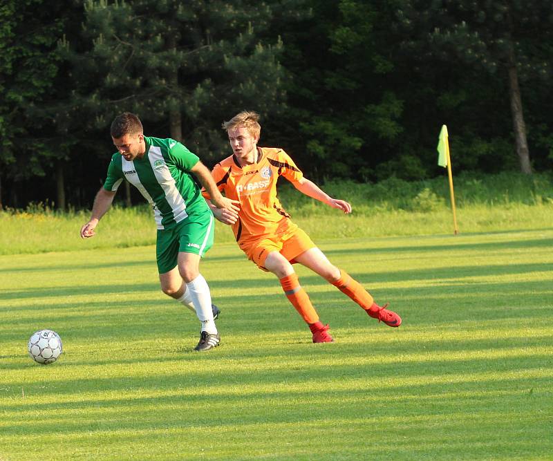 Fotbalisté Ostrožské Lhoty (oranžové dresy) v derby podlehli Ostrožské Nové Vsi 0:2.