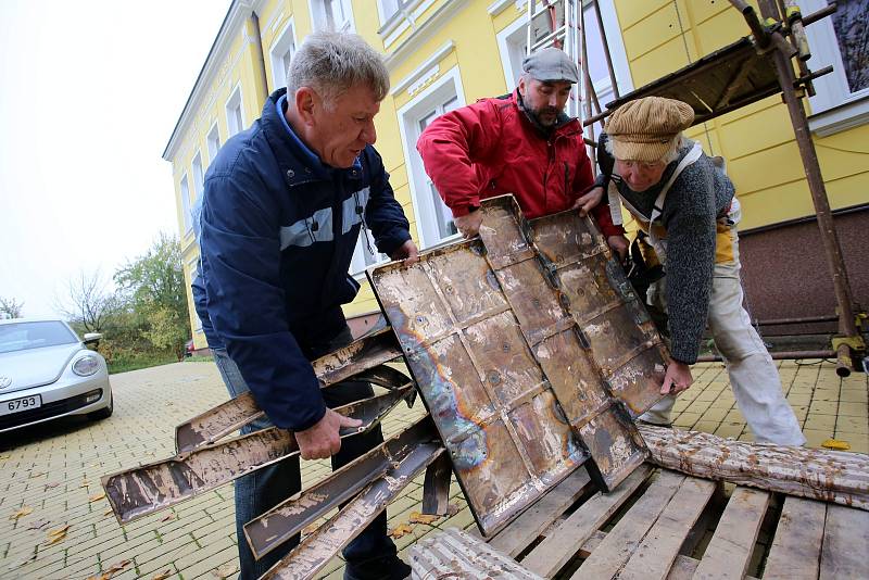 Instalace pamětní desky  generála Františka Bogataje na Základní školu v Ostrožské Lhotě.