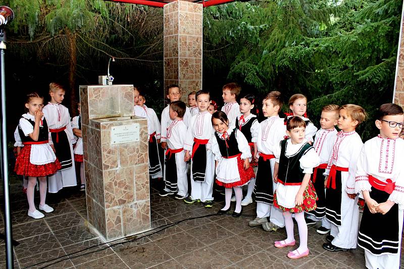 V Sirnatých lázních Ostrožská Nová Ves požehnal kněz pramenům, návštěvníci se pak mohli zaposlouchat do písniček dětí a pěveckých sborů.