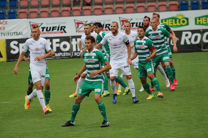 Fotbalisté Slovácka (v bílých dresech) v prvním semifinále  Skupiny o Evropu vyzvali pražské Bohemians 1905.