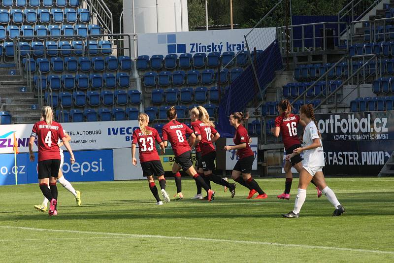 Fotbalistky Slovácka (v bílých dresech) ve šlágru 4. kola I. ligy žen podlehly pražské Spartě 1:3.