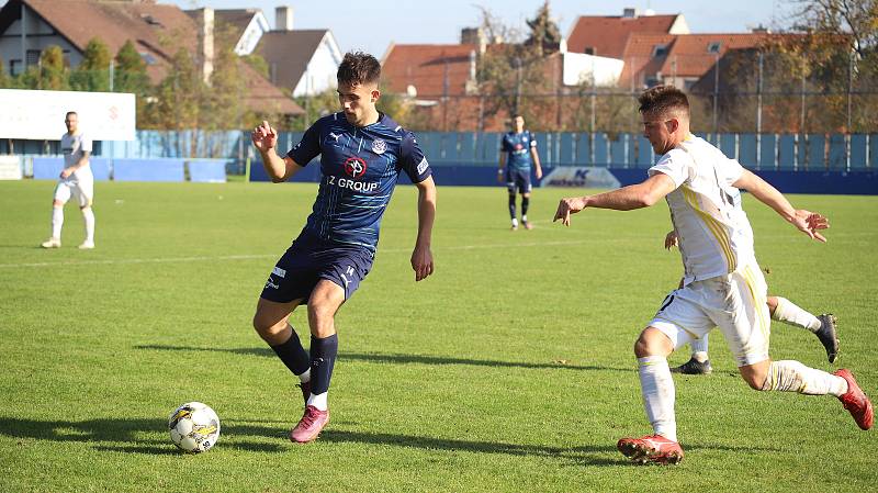 Fotbalisté Slovácka B (modré dresy) ve 14. kole MSFL vyzvali na kunovické Bělince rivala ze Zlína.